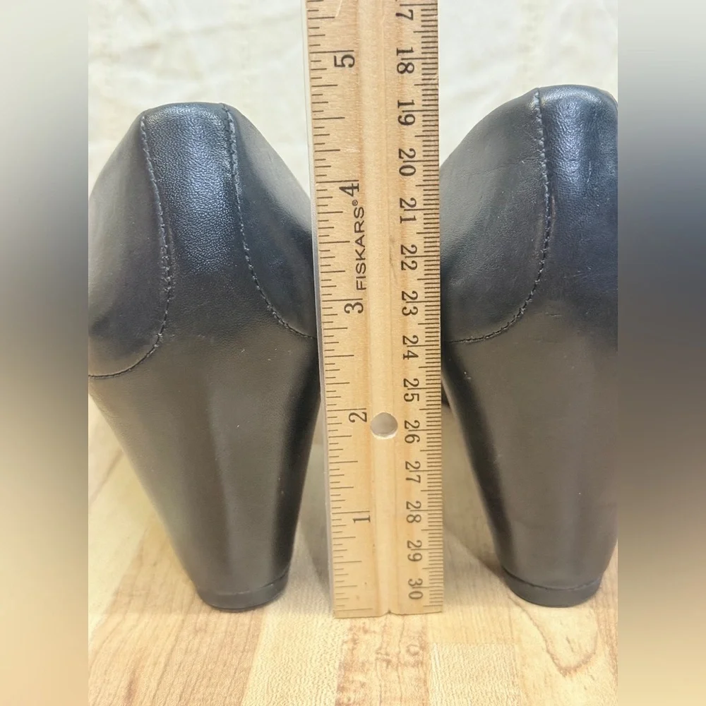 Ecco Black Leather Wedge Heels Round Toe Slip On Shoes Sz 39 (US 8.5)